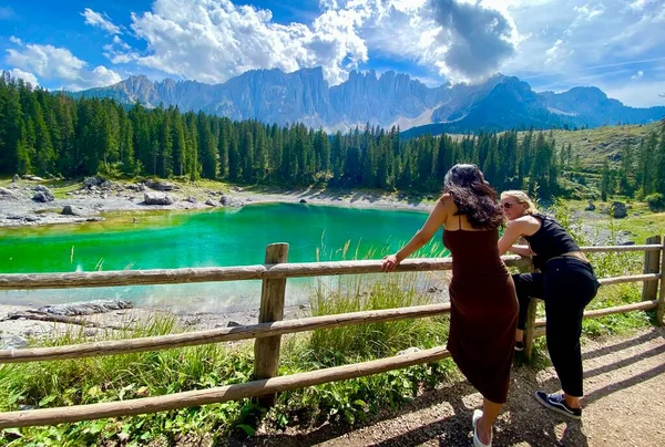 Linda Esmeralda Lago Carezza Lago Nas Montanhas Dos Alpes Italianos — Fotografia de Stock