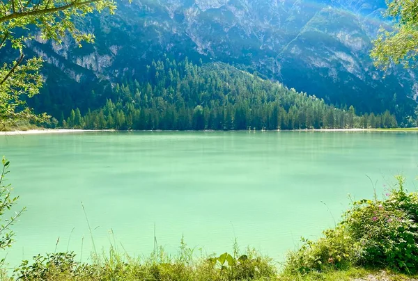 Lago Verde Leitoso Nas Montanhas Dos Alpes Italianos — Fotografia de Stock