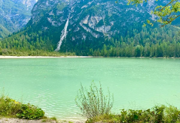Lago Verde Leitoso Nas Montanhas Dos Alpes Italianos — Fotografia de Stock