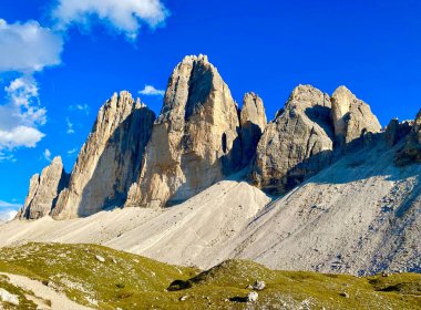 Tre Cime di Lavaredo İtalyan Alplerinde yürüyüş parkurunda