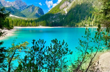 İtalyan dağlarındaki Güzel Braies Gölü