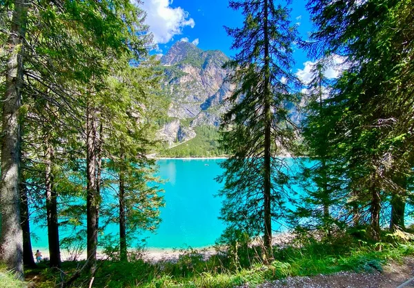 Der Schöne Pragser See Den Italienischen Bergen — Stockfoto