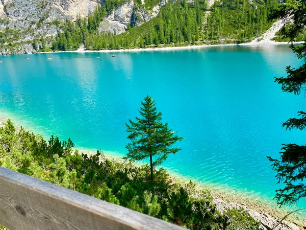 Der Schöne Pragser See Den Italienischen Bergen — Stockfoto