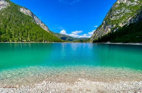 Der Schöne Pragser See Den Italienischen Bergen — Stockfoto