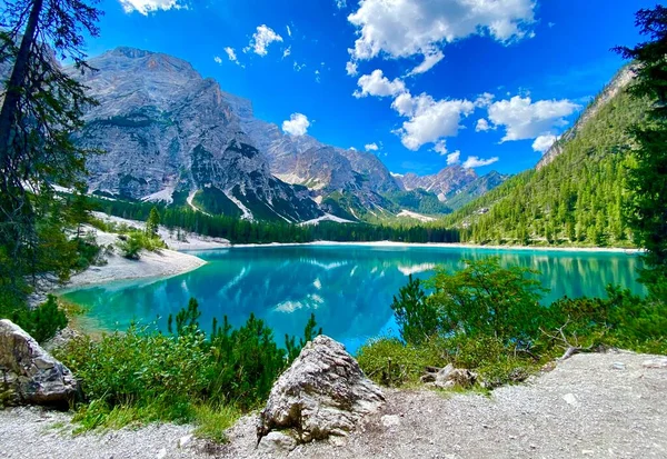 Озеро Брайеса Итальянских Горах — стоковое фото
