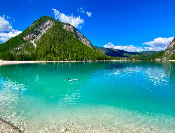 Belo Lago Braies Nas Montanhas Italianas — Fotografia de Stock