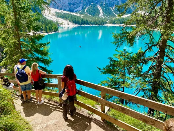 Belo Lago Braies Nas Montanhas Italianas — Fotografia de Stock