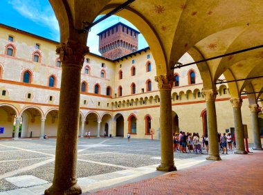 Milano 'daki Sforzesco Kalesinin boyanmış tavanı.
