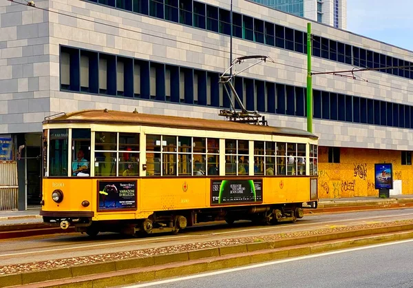 米兰市的黄色电车 — 图库照片