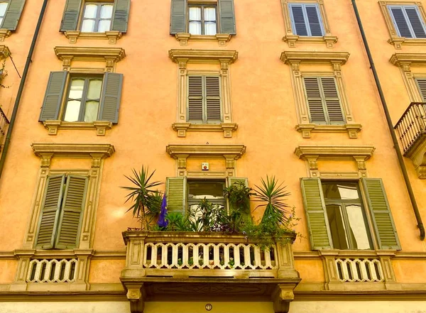 Фасад Здания Милане — стоковое фото