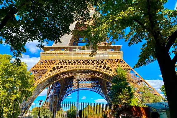 Vue Sur Tour Eiffel Par Une Journée Ensoleillée — Photo