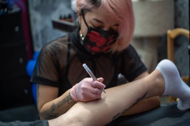 Dövme kalıbı çiziliyor