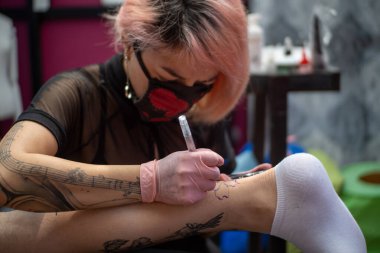 Dövme kalıbı çiziliyor