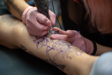 Tasarımın dış çizgisine dövme yapılıyor