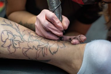 Tasarımın dış çizgisine dövme yapılıyor