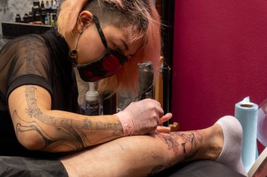 Dövme tasarımı renklerle dolduruluyor