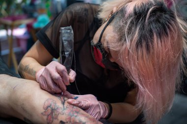 Dövme tasarımı renklerle dolduruluyor