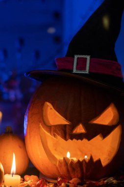 Şekerli Cadılar Bayramı seti ve yontulmuş bir balkabağı kafası