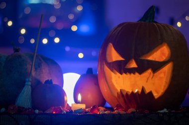 Şekerli Cadılar Bayramı seti ve yontulmuş bir balkabağı kafası