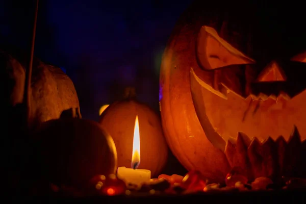 Jogo Halloween Com Doces Uma Cabeça Abóbora Esculpida — Fotografia de Stock