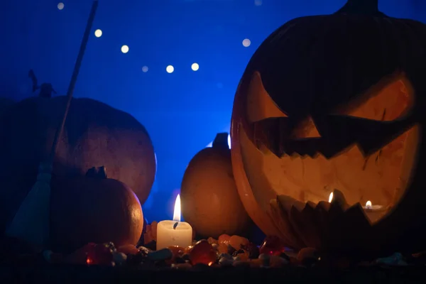 Halloween Set Met Snoep Een Gebeeldhouwde Pompoenkop — Stockfoto