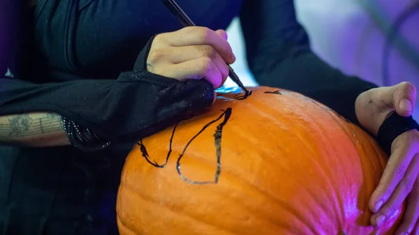 Menina Desenhando Uma Abóbora Halloween Para Cortar Rosto Nele — Fotografia de Stock