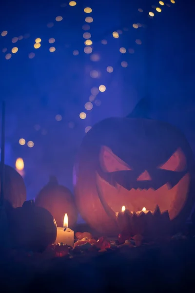 Halloween Set Med Godis Och Ett Skulpterat Pumpahuvud — Stockfoto