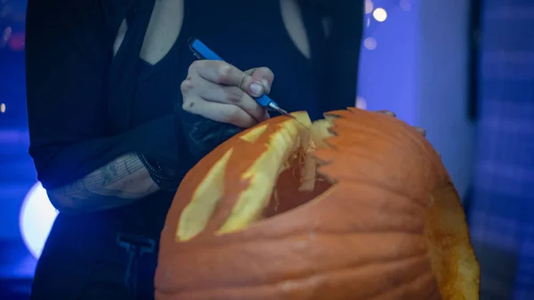 Menina Cortando Uma Abóbora Halloween Para Fazer Rosto — Fotografia de Stock