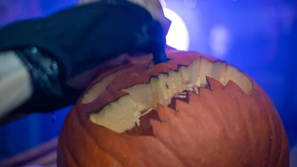 Menina Cortando Uma Abóbora Halloween Para Fazer Rosto — Fotografia de Stock