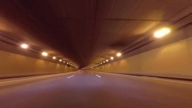 Tünelde araba sürerken yol manzarası.
