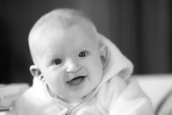 6 meses bebé foto en blanco y negro — Foto de Stock
