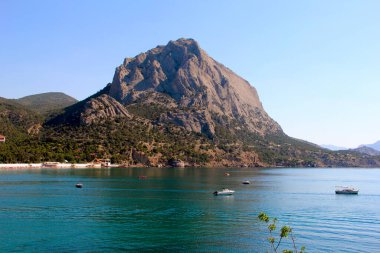 Deniz kıyısındaki dağ.