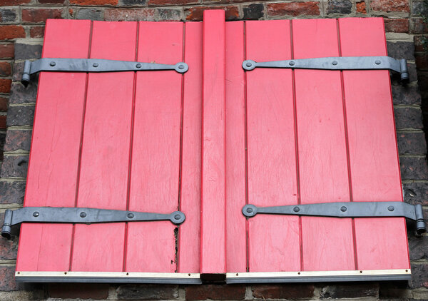 Подвальные двери
