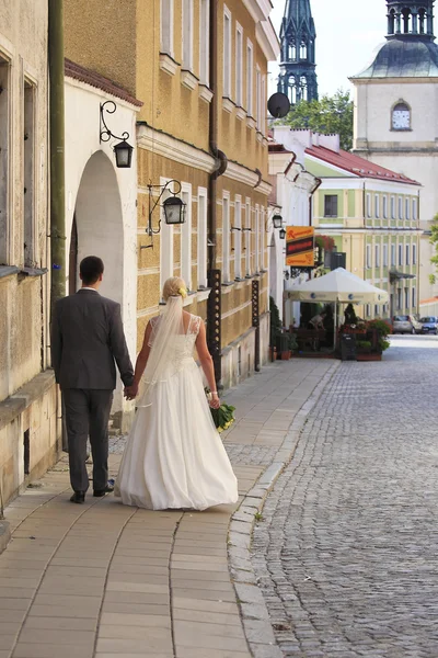 Svatební a ženich v městě — Stock fotografie