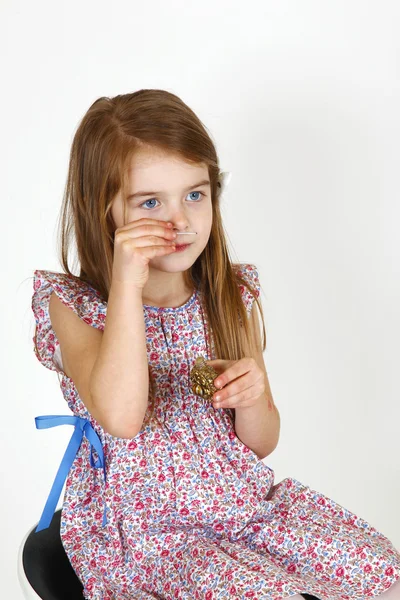 Молодая девушка на стуле — стоковое фото