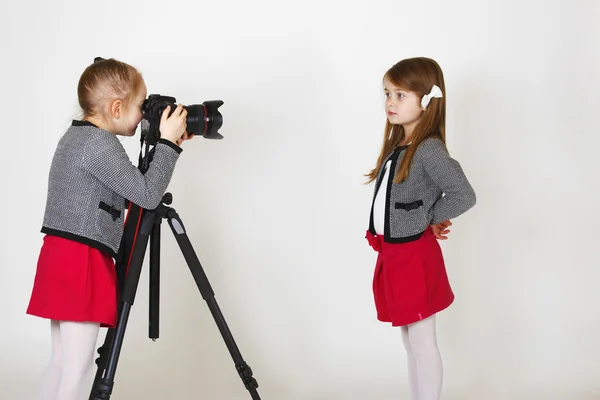 年轻的摄影师，用数码相机 — 图库照片