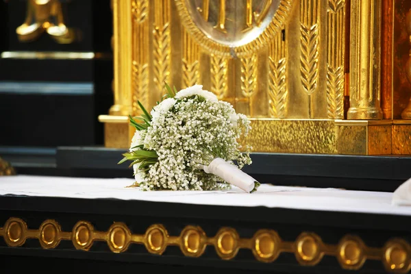 Bridal bouquet on the altar — Stock Photo, Image