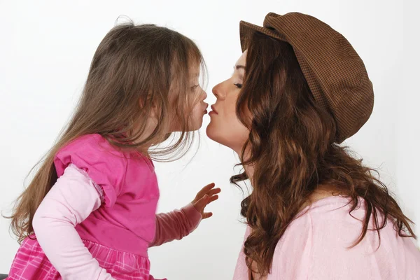 Mutter küsst Tochter — Stockfoto