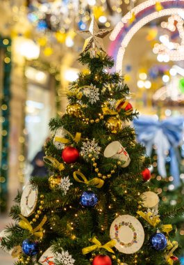 Altın ve kırmızı oyuncaklar içinde güzel bir Noel ağacı