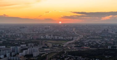 Akşam metropolü çok yüksek bir yerden görünüyor.