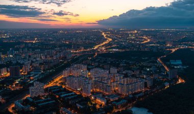 Akşam metropolü çok yüksek bir yerden görünüyor.