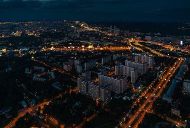 Akşam metropolü çok yüksek bir yerden görünüyor.