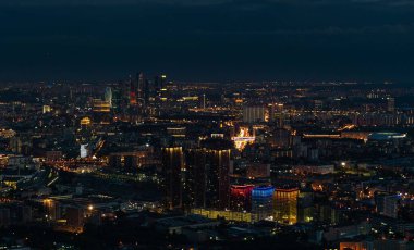 Akşam metropolü çok yüksek bir yerden görünüyor.