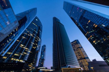 Gece gökdelenlerinin güzel manzarası