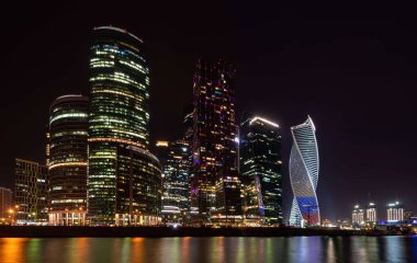 Gece gökdelenlerinin güzel manzarası