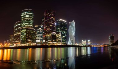 Gece gökdelenlerinin güzel manzarası