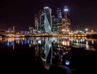 Gece gökdelenlerinin güzel manzarası