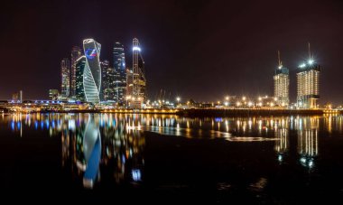 Gece gökdelenlerinin güzel manzarası