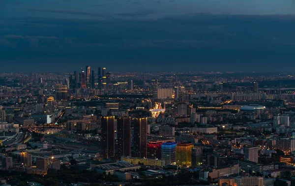素晴らしい高さからの夜の大都市の眺め — ストック写真