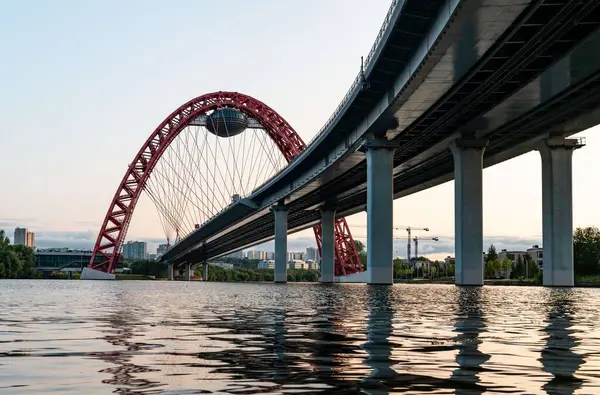 夏には川に架かる美しい橋 — ストック写真